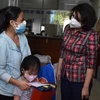 Thăm và tặng quà cho trẻ mồ côi do dịch COVID-19 tại Thành phố Hồ Chí Minh. (Ảnh: Thu Hương/TTXVN) 