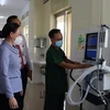 Phó Chủ tịch Ủy ban Nhân dân tỉnh Sóc Trăng Huỳnh Thị Diễm Ngọc kiểm tra trang thiết bị bệnh viện trước khi chính thức đi vào hoạt động. (Ảnh: Chanh Đa/TTXVN)