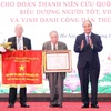 Chủ tịch nước Nguyễn Xuân Phúc trao tặng danh hiệu Anh hùng Lực lượng vũ trang nhân dân cho Đoàn Thanh niên cứu quốc thành Hoàng Diệu. (Ảnh: Thống Nhất/TTXVN)