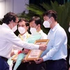 Ông Nguyễn Văn Nên, Ủy viên Bộ Chính trị, Bí thư Thành ủy Thành phố Hồ Chí Minh, trao Bằng khen của UBND thành phố cho đại diện các tập thể có thành tích xuất sắc trong hỗ trợ công tác phòng, chống dịch COVID-19. (Ảnh: Xuân Khu/TTXVN)