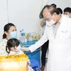 Chủ tịch nước Nguyễn Xuân Phúc thăm và tặng quà cho các bệnh nhi đang được điều trị tại Bệnh viện Nhi đồng Thành phố Hồ Chí Minh. (Ảnh: Thống Nhất/TTXVN) 