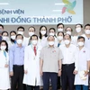 Chủ tịch nước Nguyễn Xuân Phúc với tập thể các y, bác sỹ Bệnh viện Nhi đồng Thành phố Hồ Chí Minh. (Ảnh: Thống Nhất/TTXVN) 