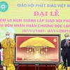 Chủ tịch nước Nguyễn Xuân Phúc tặng bức tranh Cây bồ đề cho Giáo hội Phật giáo Việt Nam. (Ảnh: Thống Nhất/TTXVN)