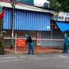 Lực lượng chức năng tiến hành phong tỏa các khu có nguy cơ lây nhiễm tại xã Chu Hóa, thành phố Việt Trì. (Ảnh: Trung Kiên/TTXVN)