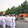 Cán bộ, chiến sỹ Lữ đoàn 125 Hải quân (tiền thân là Đoàn 759) qua các thời kỳ dâng hương tưởng niệm các Anh hùng liệt sỹ trước Tượng đài Chiến sỹ Đoàn tàu không số. (Ảnh: Thế Anh/TTXVN) 
