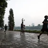 Người dân Thủ đô tập thể dục lúc sáng sớm. (Ảnh: Minh Sơn/Vietnam+)
