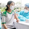 Nhân viên y tế tiêm vaccine ngừa COVID-19 cho học sinh tại huyện Củ Chi (TP. Hồ Chí Minh). (Ảnh: Thu Hương/TTXVN) 