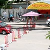 Chốt kiểm soát trên đường Tôn Đức Thắng kiểm tra người dân ra vào phường Hưng Long, thành phố Phan Thiết. (Ảnh: Nguyễn Thanh/TTXVN)