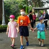Các em nhỏ được gia đình đưa đến tham quan Thảo Cầm Viên Sài Gòn. (Ảnh: Thu Hương/TTXVN) 