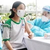 Nhân viên y tế tiêm vaccine ngừa COVID-19 cho học sinh tại huyện Củ Chi (TP Hồ Chí Minh). (Ảnh: Thu Hương/TTXVN) 