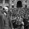 Lãnh tụ Vladimir Ilyich Lenin phát biểu trước người dân tại Petrograd năm 1917. (Ảnh: Tư liệu/TTXVN phát) 