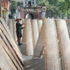Khắp đường làng, ngõ xóm đâu đâu cũng thấy sự hiện diện của nghề truyền thống làm bánh đa nem. (Ảnh: Danh Lam/TTXVN) 