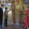 Già A Brol Vẻ, làng văn hóa Đăk Răng, xã Đăk Dục, huyện Ngọc Hồi giới thiệu các nhạc cụ truyền thống của người Giẻ Triêng. (Ảnh: Dư Toán/TTXVN)