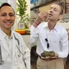 Hình ảnh bác sỹ người Ấn Độ Mittal đang cắn một miếng phân bò. (Nguồn: odditycentral.com)