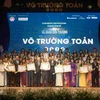 Lãnh đạo Thành phố Hồ Chí Minh chúc mừng các nhà giáo được trao giải thưởng Võ Trường Toản năm 2020. (Ảnh: Thu Hoài/TTXVN) 