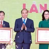 Chủ tịch nước Nguyễn Xuân Phúc trao tặng danh hiệu Nhà giáo ưu tú cho các giảng viên Học viện Nông nghiệp Việt Nam. (Ảnh: Thống Nhất/TTXVN)