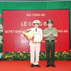 Trung tướng Lương Tam Quang trao quyết định và tặng hoa chúc mừng Đại tá Lâm Thành Sol, tân Giám Đốc Công an Sóc Trăng. (Ảnh: TTXVN phát)