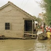 Hội Chữ thập Đỏ tỉnh Bình Định chuyển hàng đi cứu trợ đồng bào vùng ngập lụt ở huyện Tuy Phước do ảnh hưởng của mưa lũ (2003). (Ảnh: Phạm Biết/TTXVN) 