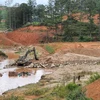 Trên 3.200m2 đất lâm nghiệp lâm phần quản lý của Ban quản lý rừng phòng hộ đầu nguồn Đa Nhim bị sạt lở. (Ảnh: Đặng Tuấn/TTXVN)