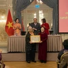 Chủ tịch Liên hiệp các tổ chức hữu nghị Việt Nam, bà Nguyễn Phương Nga trao Kỷ niệm chương Vì hòa bình hữu nghị giữa các dân tộc tặng bà Anjuska Weil, Chủ tịch Hội Hữu nghị Thụy Sĩ-Việt Nam. (Nguồn: vufo.org.vn)