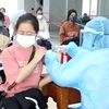 Tiêm vaccine phòng COVID-19 cho học sinh ở thành phố Đông Hà. (Ảnh: Nguyên Lý/TTXVN)