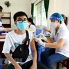 Tiêm vaccine phòng COVID-19 cho học sinh Lớp 12, Trường THPT Châu Thành (huyện Châu Thành, tỉnh Kiên Giang). (Ảnh: Hồng Đạt/TTXVN) 