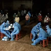 Trung tâm Y tế huyện Bù Gia Mập lấy mẫu xét nghiệm người dân trong khu phong tỏa thôn Bình Hà 2. (Ảnh: TTXVN phát)