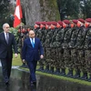 Chủ tịch nước Nguyễn Xuân Phúc và Tổng thống Liên bang Thụy Sĩ Guy Parmelin duyệt đội danh dự. (Ảnh: Thống Nhất/TTXVN) 