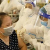 Những thành tựu Việt Nam đạt được trong đại dịch COVID-19 cũng chính là những thành tựu bảo vệ và thúc đẩy quyền con người đáng ghi nhận. Trong ảnh: Nhân viên y tế Bệnh viện Bạch Mai tiêm vaccine cho người trên 65 tuổi trên địa bàn quận Hai Bà Trưng (Hà N