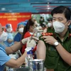 Một số quận huyện tại Thành phố Hồ Chí Minh tiến hành tiêm vaccine phòng COVID-19 liều bổ sung và nhắc lại cho lực lượng tuyến đầu. (Ảnh: Thu Hương/TTXVN) 