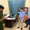 Công an đọc lệnh bắt tạm giam đối với Quân Văn Thịnh, Hiệu trưởng Trường Phổ thông Dân tộc nội trú THCS huyện Yên Sơn. (Ảnh: TTXVN phát)