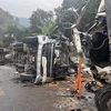 Hiện trường vụ tai nạn giữa 2 xe tải làm 2 người chết, 2 người bị thương tại Km223+80 trên Quốc lộ 6, thuộc địa phận xã Tú Nang, huyện Yên Châu, tỉnh Sơn La. (Ảnh: TTXVN phát)