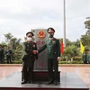 Đại tướng Phan Văn Giang và Đại tướng Chansamone Chanyalath tại cột mốc 605 thuộc cửa khẩu Lao Bảo. (Ảnh: Trọng Đức/TTXVN) 