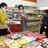 Người dân mua sắm tại một siêu thị. (Ảnh: Trần Việt/TTXVN) 