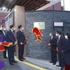 Chủ tịch Quốc hội Vương Đình Huệ kéo băng khánh thành và đặt biển tên trụ sở mới Đại sứ quán Việt Nam tại Hàn Quốc. (Ảnh: Doãn Tấn/TTXVN)