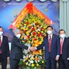 Chủ tịch Ủy ban Trung ương Mặt trận Tổ quốc Việt Nam Đỗ Văn Chiến chúc mừng Hội thánh Tin lành Việt Nam. (Ảnh: Minh Đức/TTXVN)