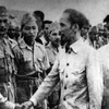 Chủ tịch Hồ Chí Minh đến thăm một đơn vị quyết tử của Hà Nội đầu năm 1947. (Ảnh: Tư liệu/TTXVN phát)