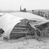 Xác của 1 trong 4 chiếc máy bay ném bom B-52 Mỹ bị quân và dân Hà Nội bắn rơi đêm 18, rạng sáng 19/12/1972, mở màn cho Chiến thắng Hà Nội-Điện Biên Phủ trên không. (Ảnh: Tư liệu TTXVN) 