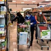 Người dân mua hàng hóa trong siêu thị tại Milan, Italy. (Ảnh: AFP/TTXVN)