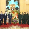 Bí thư Thành ủy Hà Nội Đinh Tiến Dũng thăm, chúc mừng cán bộ, chiến sỹ Bộ tư lệnh Thủ đô. (Nguồn: qdnd.vn) 
