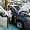 Công nhân lắp ráp ôtô trong nhà máy sản xuất ôtô của Nissan tại Nam Phi. (Ảnh: Phi Hùng/TTXVN)