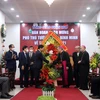 Ủy viên Bộ Chính trị, Phó Thủ tướng Thường trực Chính phủ Phạm Bình Minh tặng hoa chúc mừng Lễ Giáng sinh tại Tòa giám mục Huế. (Ảnh: Đỗ Trưởng/TTXVN)