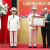 Chủ tịch nước Nguyễn Xuân Phúc trao Huân chương Lao động hạng Nhất cho Báo Công an Nhân dân. (Ảnh: Thống Nhất/TTXVN) 