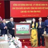 Chủ tịch Quốc hội Vương Đình Huệ tặng bức ảnh Tòa nhà Quốc hội cho tỉnh Vĩnh Phúc. (Ảnh: Trọng Đức/TTXVN) 