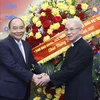 Chủ tịch nước Nguyễn Xuân Phúc và Linh mục Giuse Nguyễn Xuân Mạnh, Chủ tịch Ủy ban Đoàn kết Công giáo Việt Nam. (Ảnh: Thống Nhất/TTXVN) 