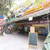 Một cửa hàng bán hàng mang về trên phố Kim Mã, quận Ba Đình. (Ảnh: Tuấn Anh/TTXVN) 