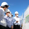 Đoàn công tác của Chính phủ khảo sát tại hiện trường xây dựng sân bay Long Thành. (Ảnh: Công Phong/TTXVN)