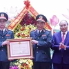 Chủ tịch nước Nguyễn Xuân Phúc trao Huân chương Bảo vệ Tổ quốc hạng Nhất cho Học viện Quốc phòng. (Ảnh: Thống Nhất/TTXVN)