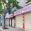 Nhiều cửa hàng kinh doanh không thiết yếu trên phố Lê Trọng Tấn (quận Thanh Xuân) tạm ngừng kinh doanh. (Ảnh: Tuấn Đức/TTXVN) 