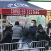 Người dân xếp hàng chờ xét nghiệm COVID-19 tại New York, Mỹ, ngày 4/1/2022. (Ảnh: THX/TTXVN)